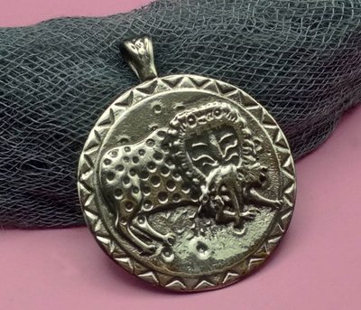 Дукач Лев Защитник 2, d=32мм, серебро античное (32781) 32781 фото